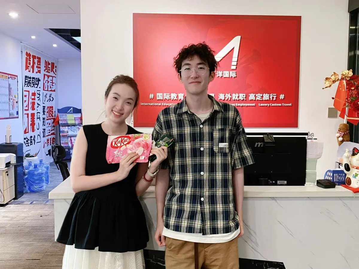 于洋日语-优秀留学生-杨同学留学期间回国看望老师.webp