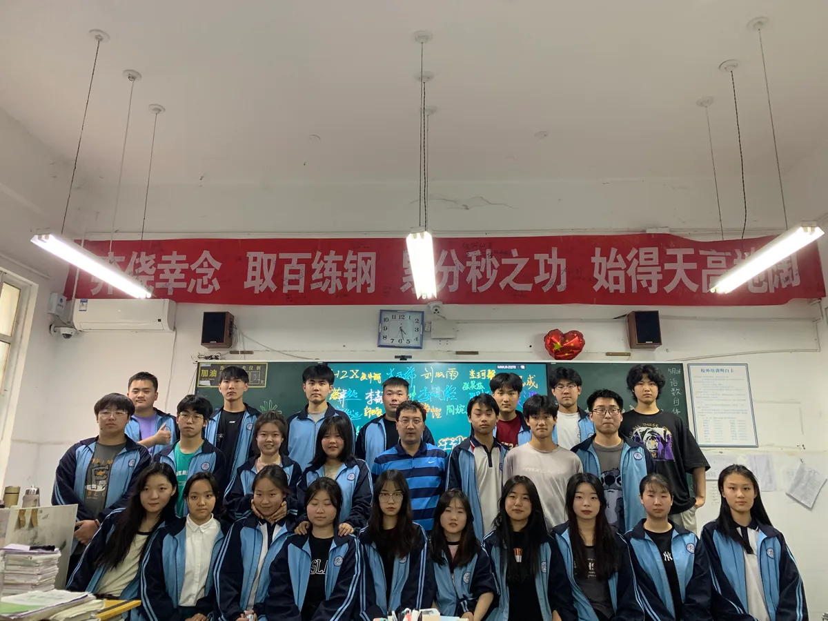 于洋日语-洛阳校区-2024届-大合照-12.webp