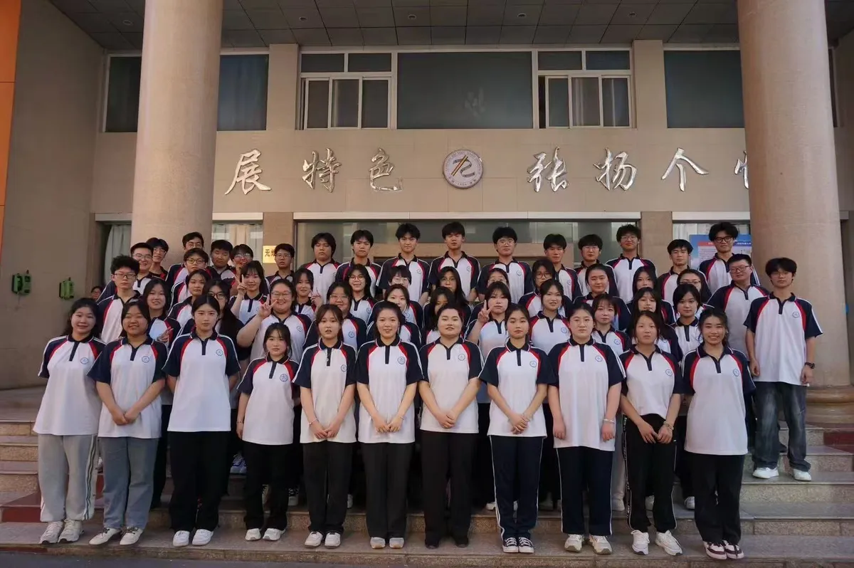 于洋日语-洛阳校区-2025届-大合照-18.webp