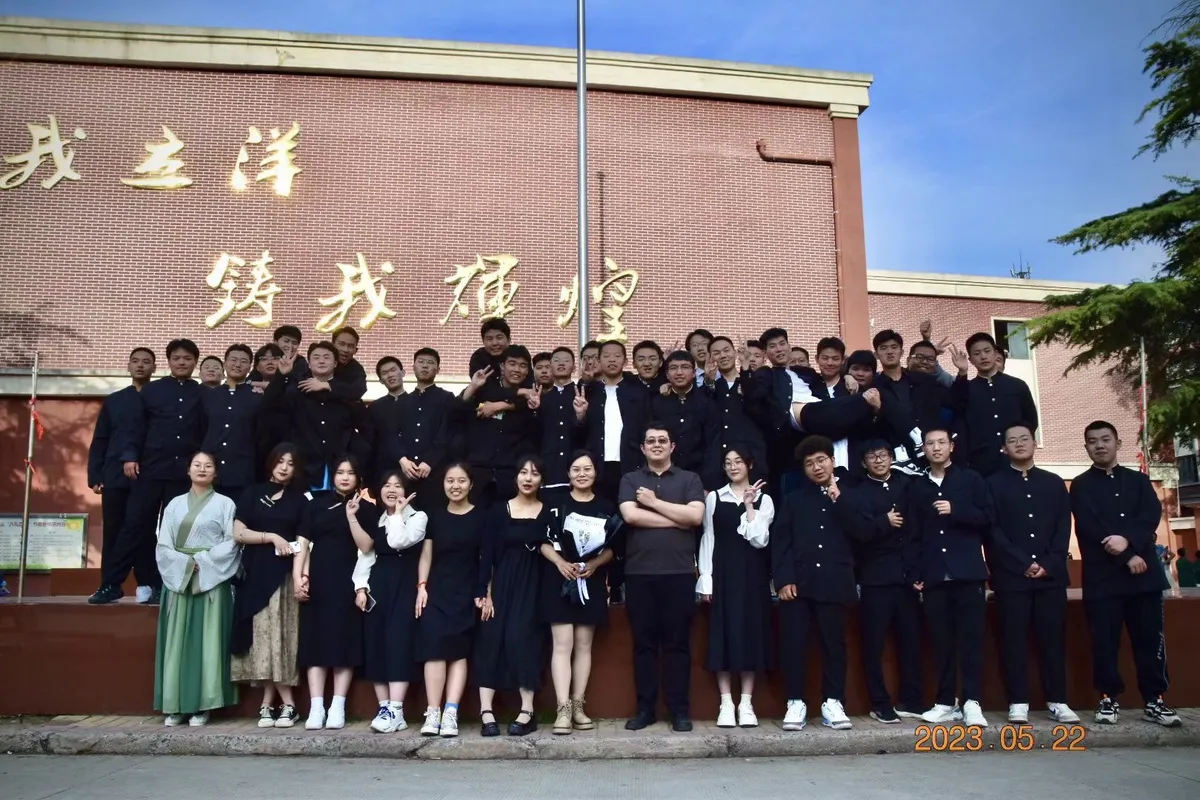 于洋日语-郑州校区-2023届-大合照-1.webp