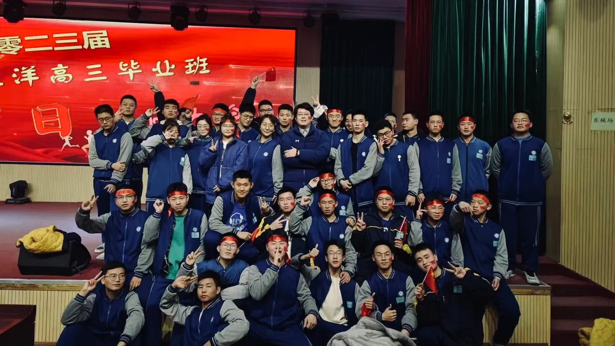 于洋日语-郑州校区-2023届-大合照-2.webp