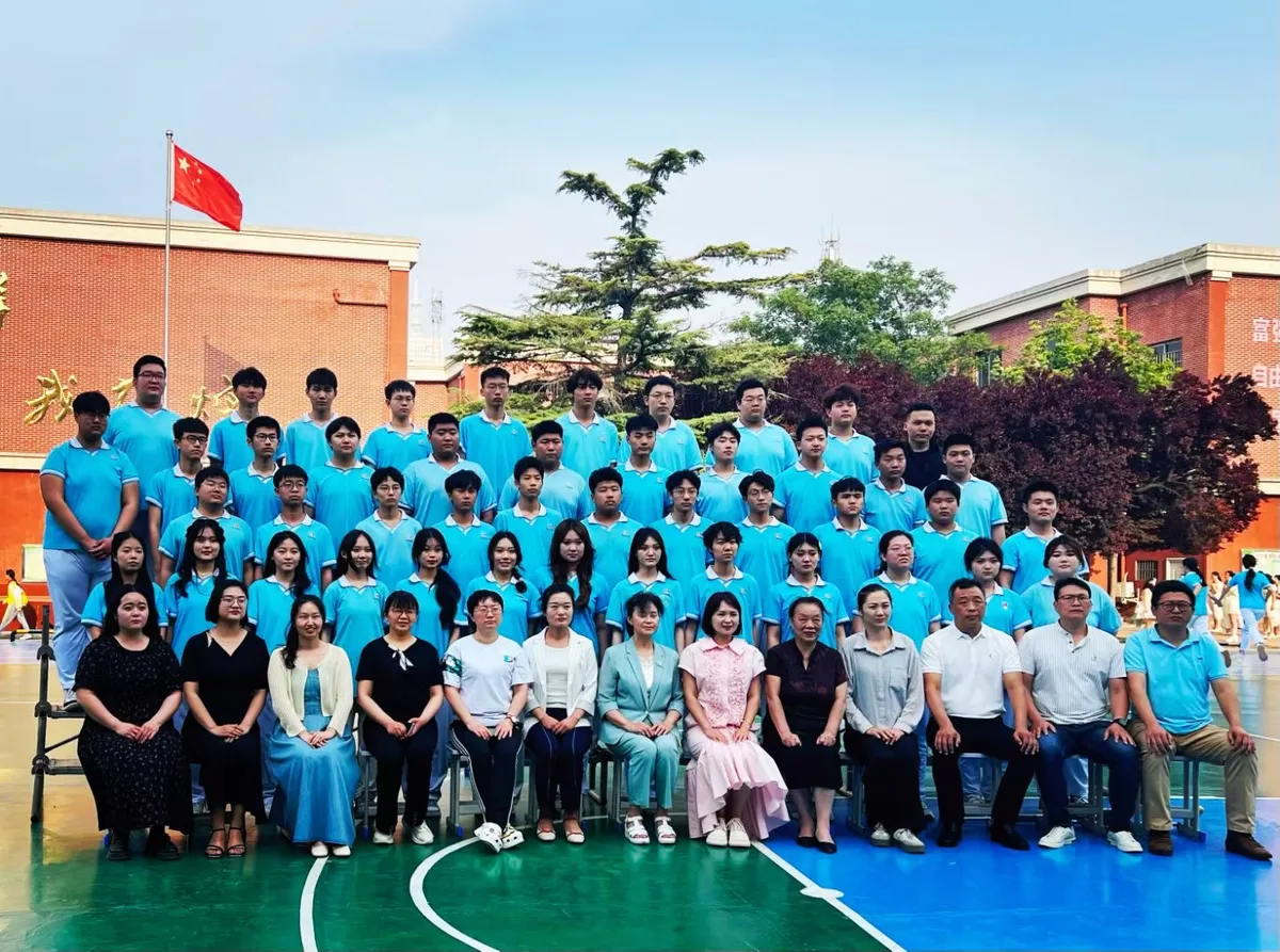 于洋日语-郑州校区-大合照-7.webp